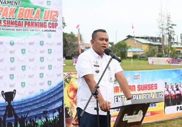 Camat Bukit Batu Resmi Buka Turnamen Sepak Bola Sungai Pakning Cup U-12