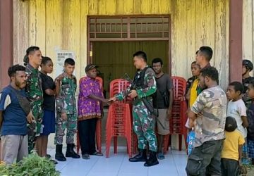 Peduli Kasih, Satgas Yonif 126/KC Sumbangkan Kursi ke Gereja di Wilayah Perbatasan