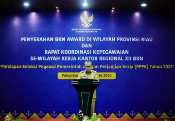 Hadiri Rakor BKN serta BKN Award, Pj Bupati Kampar Terima Langsung Penghargaan Peringkat III BKN Award 2022