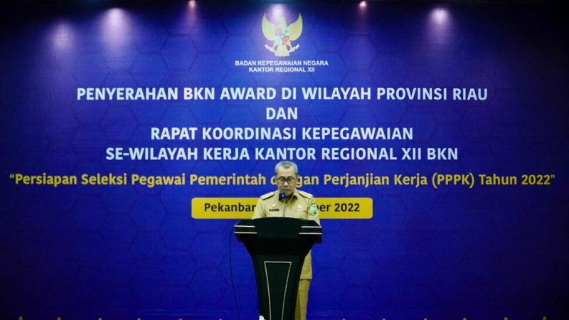 Hadiri Rakor BKN serta BKN Award, Pj Bupati Kampar Terima Langsung Penghargaan Peringkat III BKN Award 2022