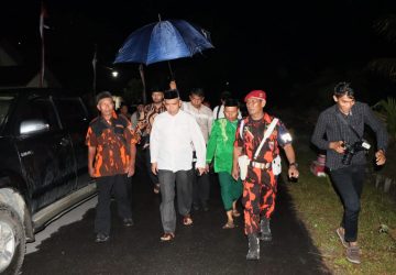 Walau di Guyur Hujan, Sholawatan dan Tausiah Hari Santri Tetap Begemuruh.