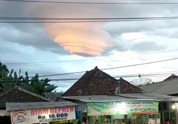 Awan Berbentuk Pusaran Muncul di Atas Gunung Tanggamus Buat Kagum Netizen