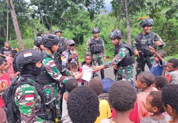 Kedatangan Satgas Yonif 132/BS disambut dengan suka cita oleh masyarakat Kampung Kalimao