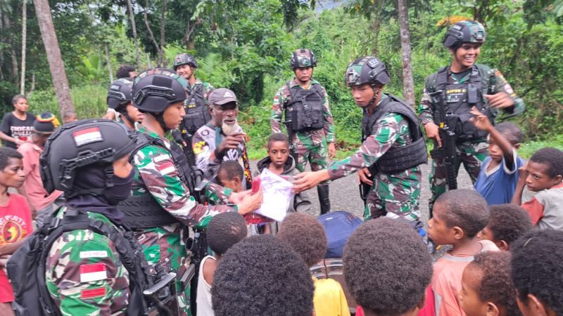 Kedatangan Satgas Yonif 132/BS disambut dengan suka cita oleh masyarakat Kampung Kalimao
