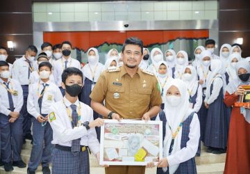 Puluhan Siswa Kunjungi Balai Kota Medan Ingin Tahu Kerja Wali Kota