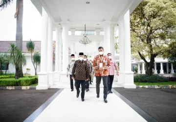 Pemerintah dan BPJS Ketenagakerjaan serahkan Paritrana Award 2021