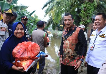 Sembari Tinjau Lokasi, Pj Wali Kota Salurkan Bantuan ke Korban Banjir di Bantaran Sungai Sail