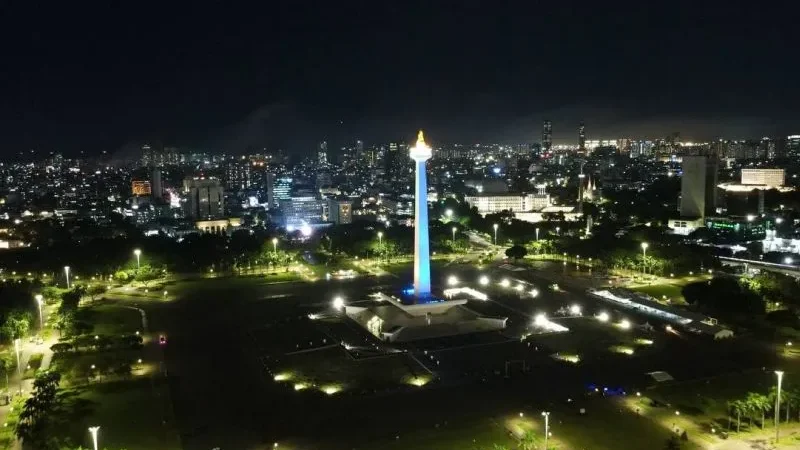 Peringati Kemerdekaan, Warna Bendera Kazakhstan Sinari Tugu Monas