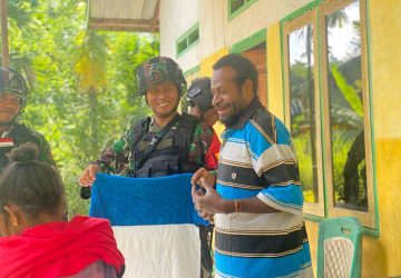 Satgas Pamtas Yonif 132/BS Berbagi Dengan Masyarakat