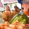 Bupati Kasmarni didamping Wabup H Bagus Santoso saat melihat secara langsung hasil tanaman pangan yang dipamerkan sempena peringatan Hari Tani Nasional