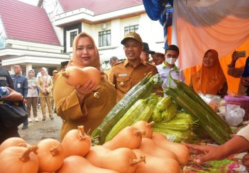 Bupati Kasmarni didamping Wabup H Bagus Santoso saat melihat secara langsung hasil tanaman pangan yang dipamerkan sempena peringatan Hari Tani Nasional