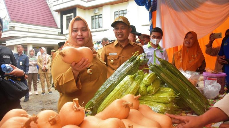 Bupati Kasmarni didamping Wabup H Bagus Santoso saat melihat secara langsung hasil tanaman pangan yang dipamerkan sempena peringatan Hari Tani Nasional