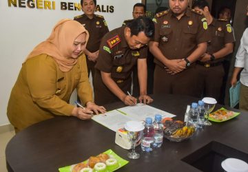 Bupati Bengkalis Kasmarni Terima Bukti Setor ke Kas Daerah Kabupaten Bengkalis