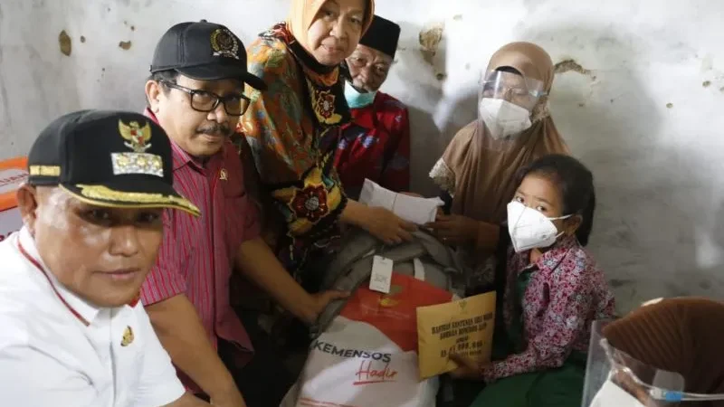 Mensos berikan santunan keluarga korban banjir di Lampung Selatan