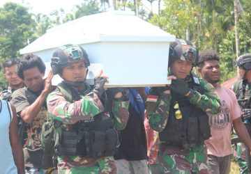 Bentuk Kepedulian Terhadap Sesama Satgas Pamtas Yonif 132/BS Bantu Prosesi Pemakaman Masyarakat