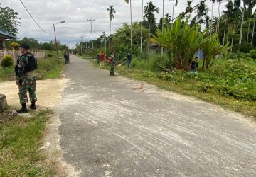 Ajak Masyakat Ciptakan Kampung Bersih, Satgas Pamtas Yonif 132/BS Bersihkan Jalan Perbatasan