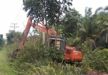 Rumah Warga dan Kebun di Mengkapan Terendam, PT SPB Kerahkan Alat Berat Pembersihan Kanal