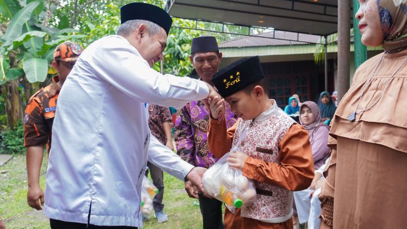 Pj. Bupati Kampar Serahkan Santunan Kepada 63 Anak Yatim Sempena HUT Pemuda Pancasila ke-63 di Kuok