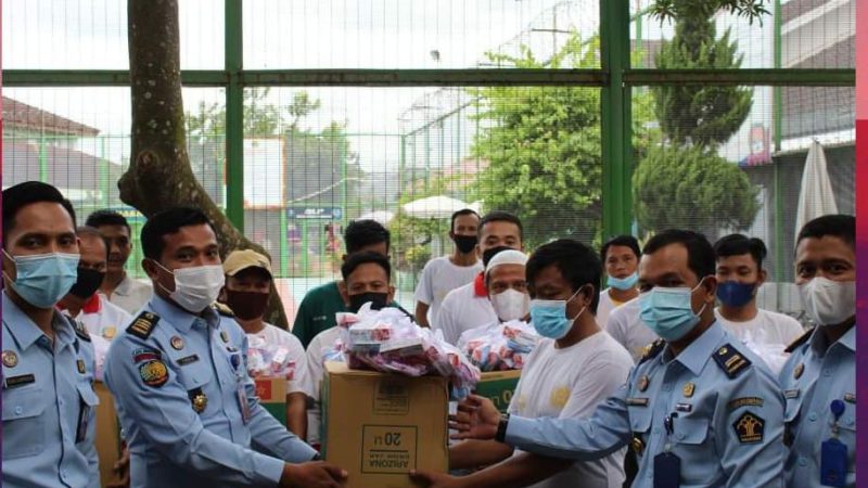 Lapas Muara Enim Membagikan Peralatan Mandi dan Peralatan Minum