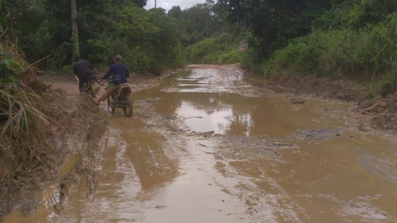 Jalan Rusak Parah, Masyarakat Mangun Jaya-macang Sakti Mengeluh