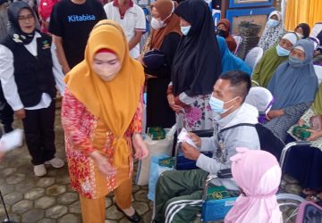 Bupati Tanggamus Serahkan Bantuan Kepada penyandang disabilitas.