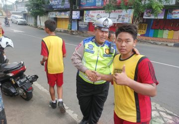 Sosok Polisi Aiptu Moch Riva’i Yang Bersahabat Dengan Pelajar dan Masyarakat Luas