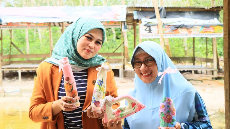 Gelar Kegiatan Kerajinan Tangan dan Explore Batik Kampar Jadi Materi Pertemuan Bulanan DWP UP Kominfo Kampar
