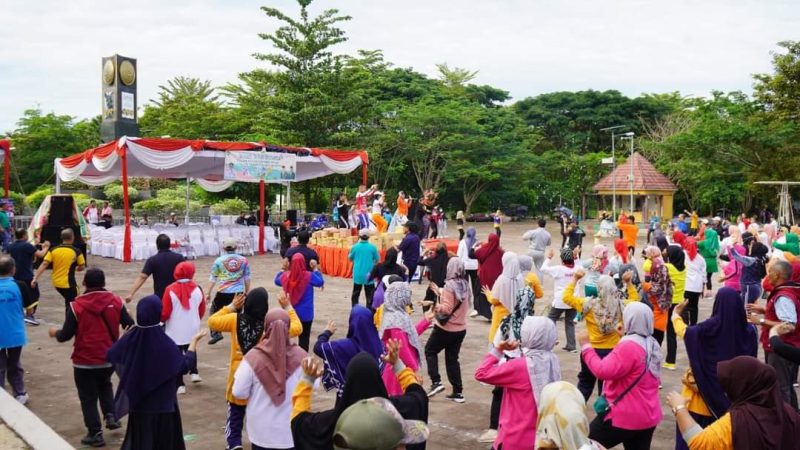 Peringati HKN ke-58 Dinkes Muara Enim Gelar Senam Sehat Bersama Masyarakat