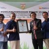 PTBA Rekor Muri Paguyuban Krajan Berdayakan 1.127 Lansia Produksi Tusuk Sate