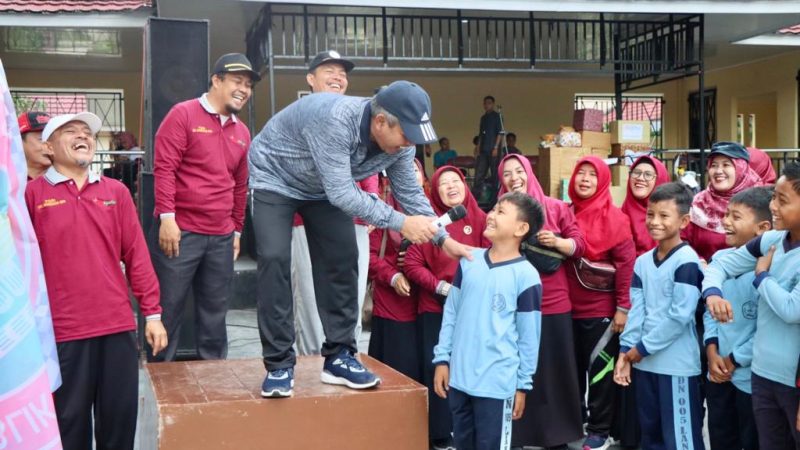 Sampena HGN dan HUT PGRI ke-77, Pj Bupati Kampar Lepas Peserta Gerak Jalan Santai dan Car Free Day