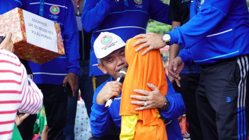 Sediakan Doorprize Menarik, Kamsol Lepas Ribuan Peserta Gerak Jalan Santai Hut PGRI ke-77 di Tambang