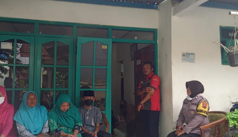 Aiptu Diah Handarini Bhabinkamtibmas Desa menghadiri kegiatan pembagian 20 Tas kepada anak-anak yatim piatu
