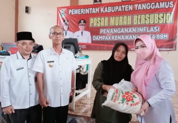 Bupati Dewi Handajani Meninjau Langsung Program Pasar Murah Bersubsidi di Balai Pekon Talang Padang
