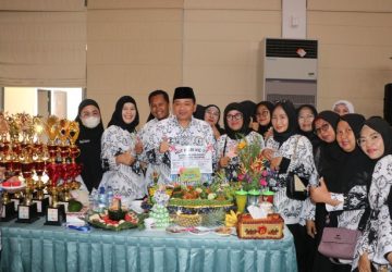 Pj Bupati Bersama Guru se-Kecamatan Lawang Kidul Peringatan HGN ke-29 dan PGRI ke-77 Tahun