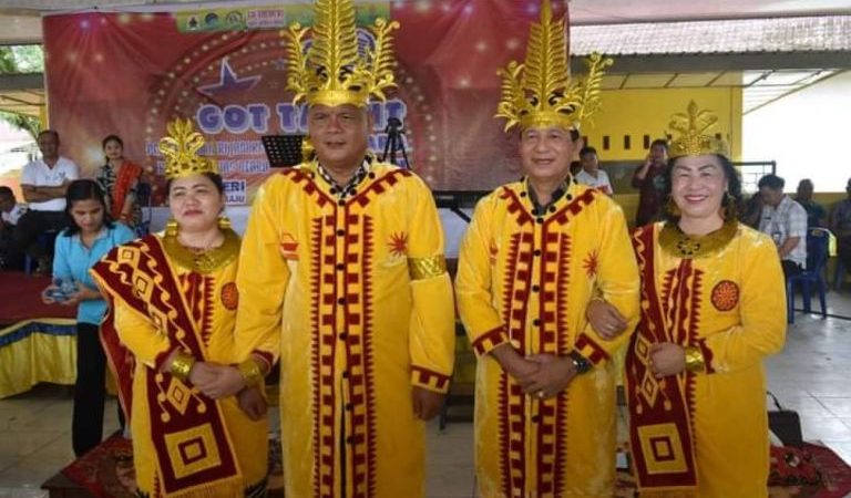 Bupati dan Wakil Nias Utara Serta Nyonya Dapat Gelar Adat dan Launching Pakaian Adat