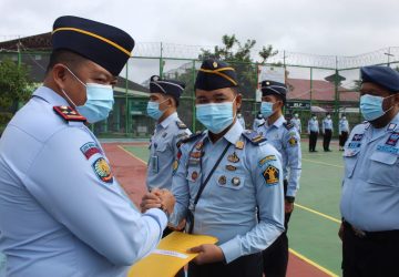 Dua Orang Sematkan PIN Pegawai Teladan Kalapas Herdianto Tegaskan Komitmen Jaga Integritas
