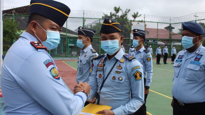 Dua Orang Sematkan PIN Pegawai Teladan Kalapas Herdianto Tegaskan Komitmen Jaga Integritas