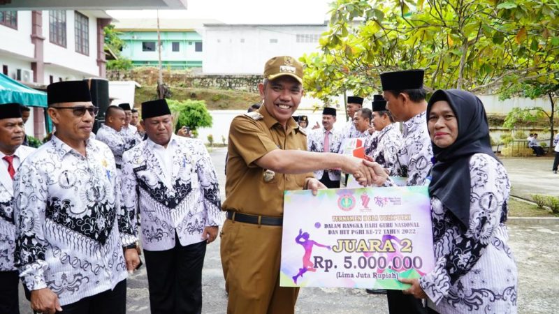 Peringatan HGN 2022 Tingkat Kabupaten Kampar, Kamsol Serahkan Hadiah bagi Pemenang Lomba