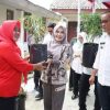 Ketua TP PKK Lamsel Serahkan Bibit Cabai di Kecamatan Palas dan Sragi