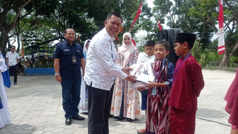 Pj Sekdako dan Ketua TP PKK Hadiri Khitan Massal di Kantor Kecamatan Payung Sekaki