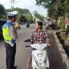 Anggota Sat Lantas Polres Muara Enim Berikan Teguran Bermotor Tidak Menggunakan Helm