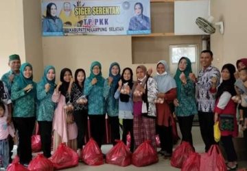 Menyambut Hari Ibu ke-94, TP PKK Kab. Lamsel Bagikan Sembako Kepada Masyarakat