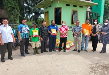 Bakti sosial Polda Riau Bagikan Paket Sembako Kepada Petugas Kebersihan