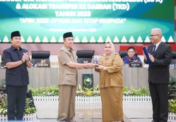 Bupati Kasmarni Terima Buku Pelaksanaan Anggaran dan Buku Alokasi Transfer ke Daerah Tahun Anggaran 2023