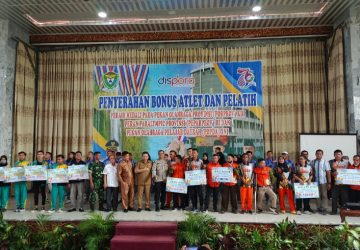Pj. Bupati Muara Enim Serahkan Bonus Perparprov, Porprov dan Popda Tahun 2022