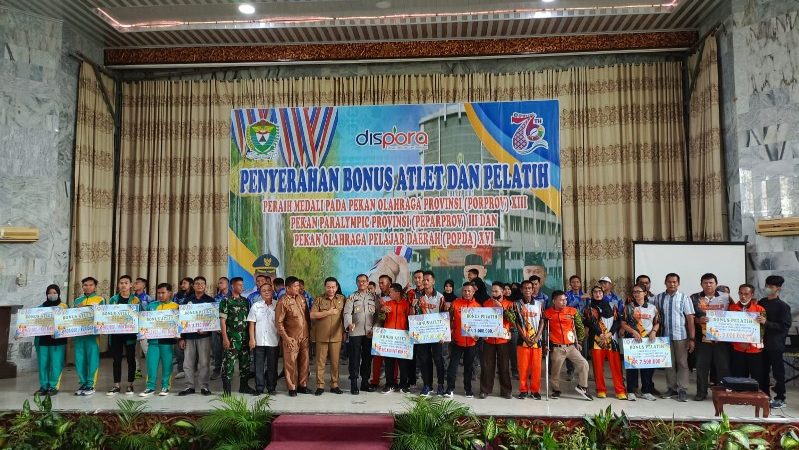 Pj. Bupati Muara Enim Serahkan Bonus Perparprov, Porprov dan Popda Tahun 2022