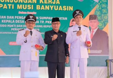 Tandang ke Plakat Tinggi, Pj Bupati Apriyadi Borong Jualan Emak-emak TP PKK