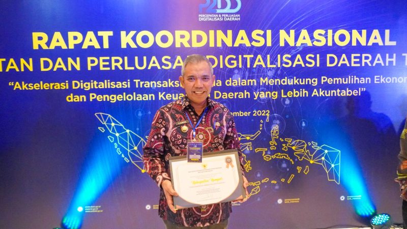 Pj Bupati Kampar Terima Penghargaan TP2DD Terbaik Kedua di Indonesia