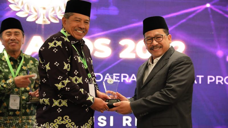 Bupati Siak Alfedri Terima BWI Award 2022, Tokoh Wakaf Nasional Kepala Daerah