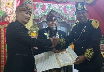 T Nazir Sultan Siak Sri Indrapura XIII Menerima Warkah Dari Kedaton Nusantara Jayakarta